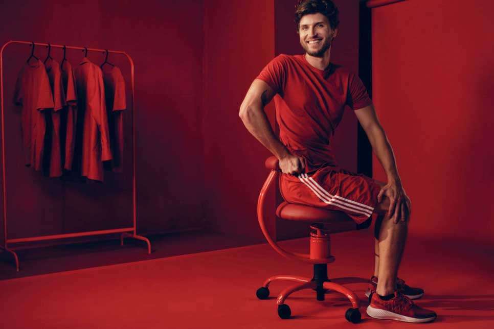 Športnik sedi na stolu Spinalis v zasuku