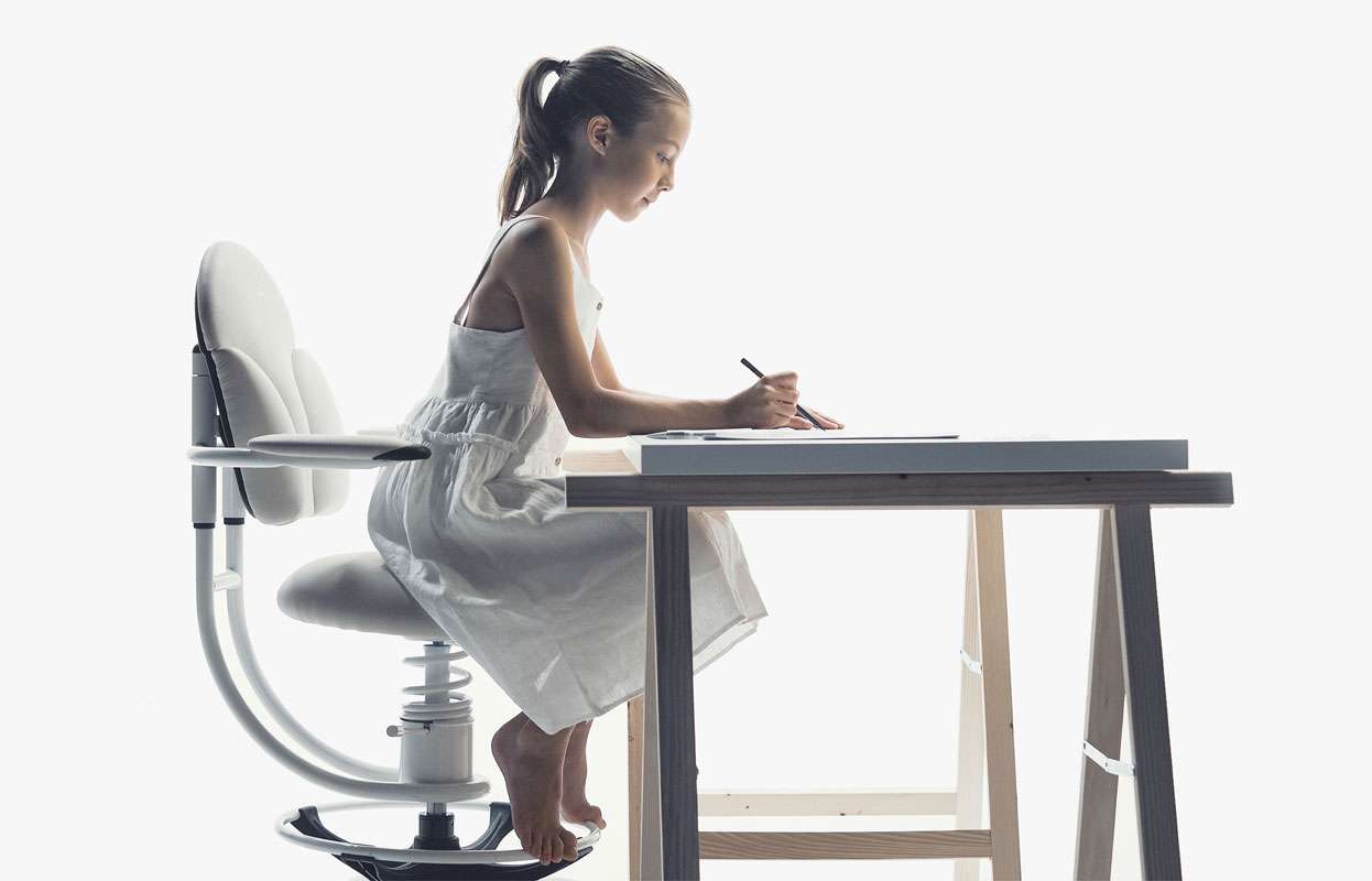 Deklica dela nalogo na pisarniškem stolu